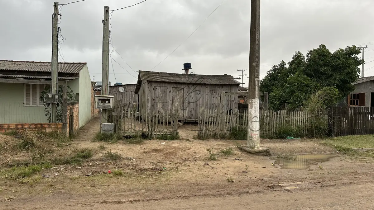 LOTE 001 - uma fração de terras, localizada na Rua Ana Amália Leite, n.°263, em Mostardas/RS, localizada no lote n.02, da quadra 04, medindo 300 m² (trezentos metros quadrados), localizada no meio da quadra, com uma construção de madeira sobre o dito terreno, medindo 45,70 m² (quarenta e cinco metros quadrados e setenta centímetros)