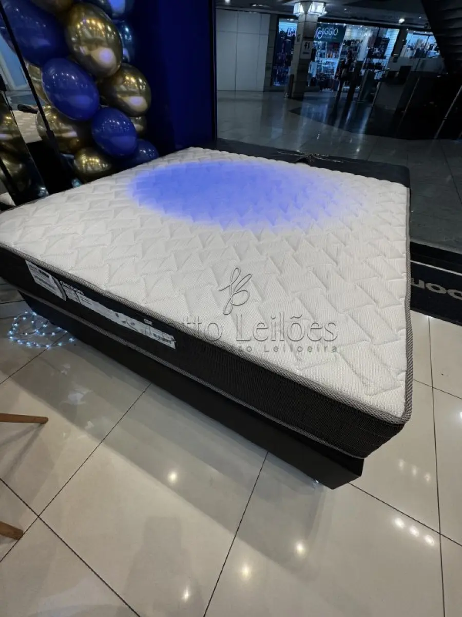 LOTE 000 - LEILÃO JUDICIAL DE UM COLCHÃO CASAL (NOVO), MEDINDO 31a x 1,38 x 1,88, SUPORTA 150 Kg, MOLA ENSACADA, COM PILLOW TOP, 5 ANOS DE GARANTIA, LINHA OURO, MARCA ORTOBOM, BRANCO E PRETO NAS LATERAIS.