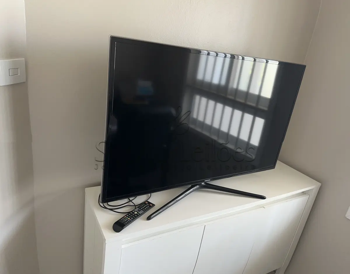 LOTE 000 - Uma TV SANSUNG 46 POLEGADAS, Model Code: UN46F6400AGXZD, Version No: TU04, S/N: Y1S53XHDC00057M, possui cabo de ligação e controle remoto.