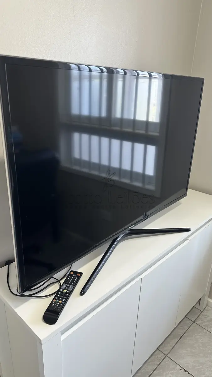 LOTE 000 - Uma TV SANSUNG 46 POLEGADAS, Model Code: UN46F6400AGXZD, Version No: TU04, S/N: Y1S53XHDC00057M, possui cabo de ligação e controle remoto.