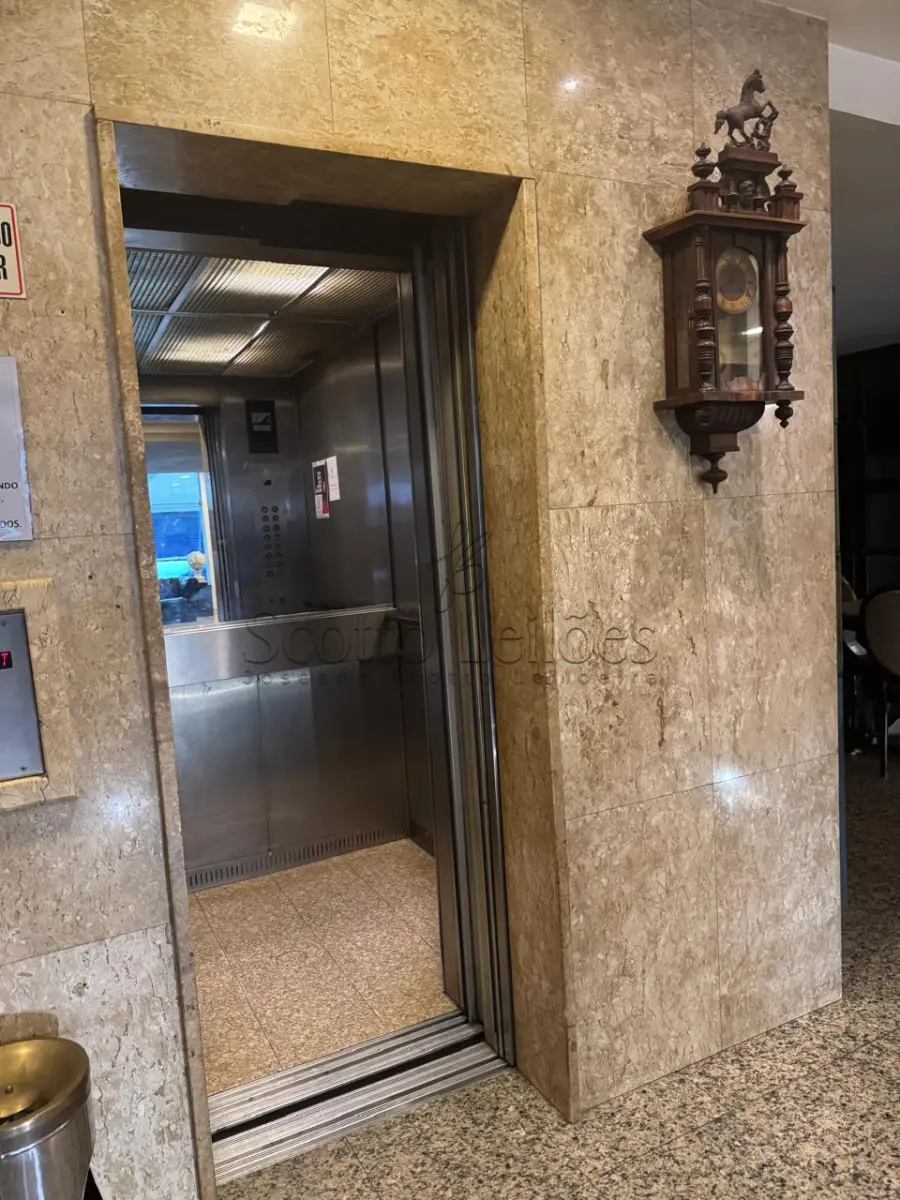 LOTE 001 - Um elevador ATLAS com capacidade para 6 (seis) pessoas