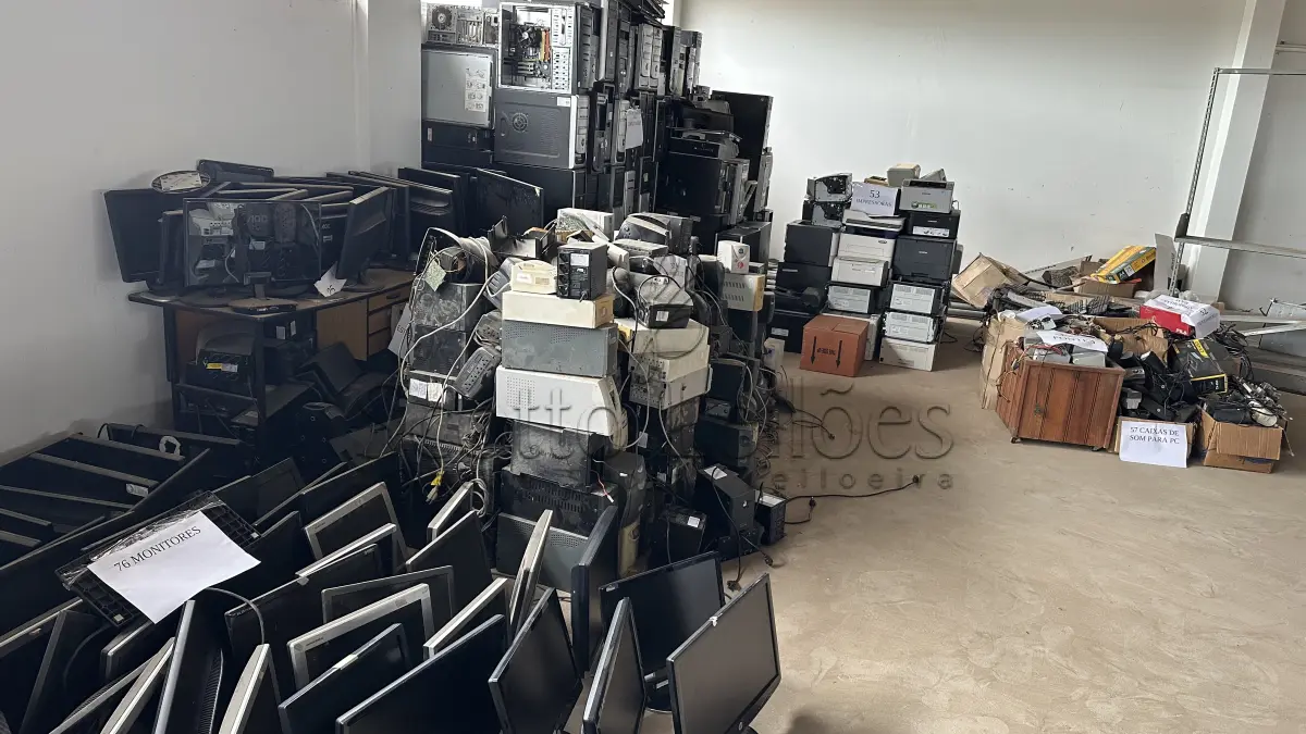 LOTE 020 - SUCATA DE INFORMÁTICA, ELETROELETRÔNICOS E OUTROS