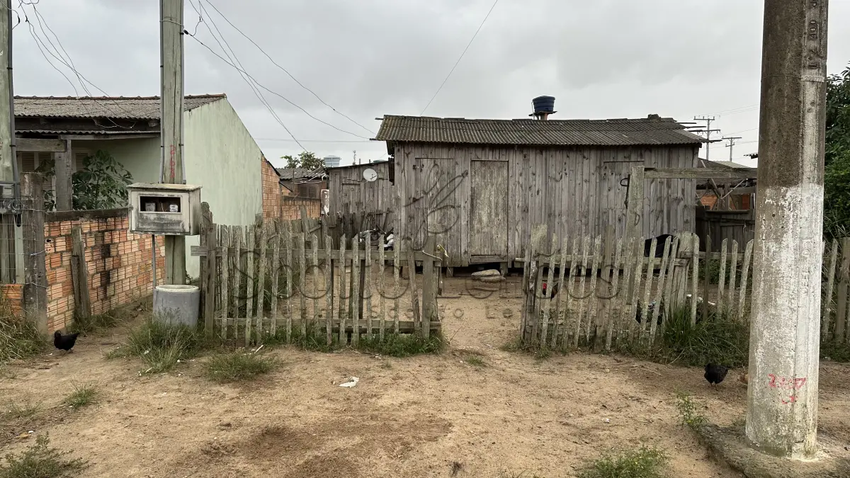 LOTE 001 - uma fração de terras, localizada na Rua Ana Amália Leite, n.°263, em Mostardas/RS, localizada no lote n.02, da quadra 04, medindo 300 m² (trezentos metros quadrados), localizada no meio da quadra, com uma construção de madeira sobre o dito terreno, medindo 45,70 m² (quarenta e cinco metros quadrados e setenta centímetros)