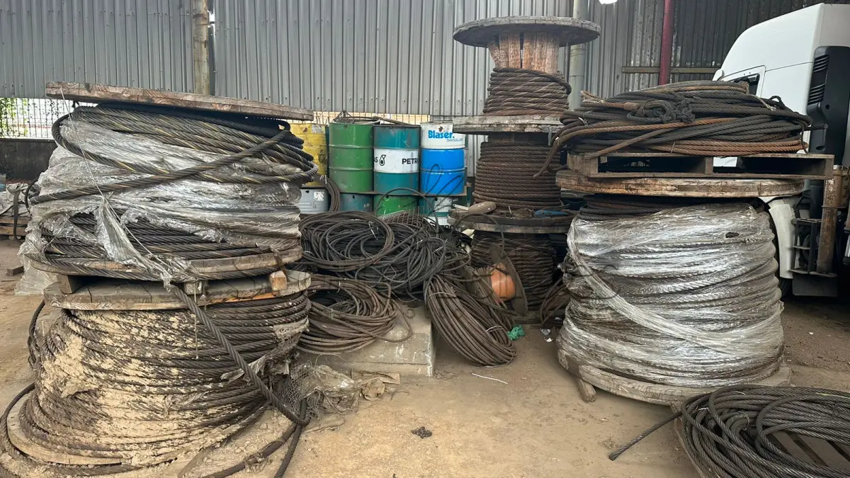 LOTE 000 - 10.300KG (DEZ MIL E TREZENTOS QUILOS) DE CABOS DE AÇO EM BOBINAS, EM BOM ESTADO.