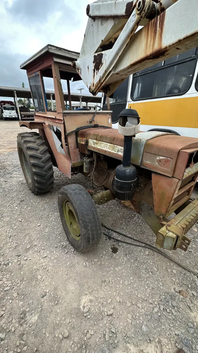LOTE 012 - SUCATA - TRATOR AGRALE 4200 4X2 