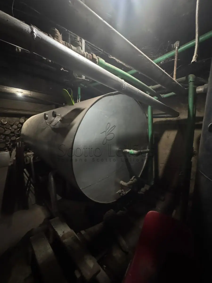 LOTE 003 - Uma caldeira a lenha para geração de água quente com Boiler horizontal acumulador da água quente