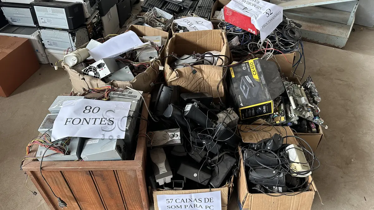 LOTE 020 - SUCATA DE INFORMÁTICA, ELETROELETRÔNICOS E OUTROS