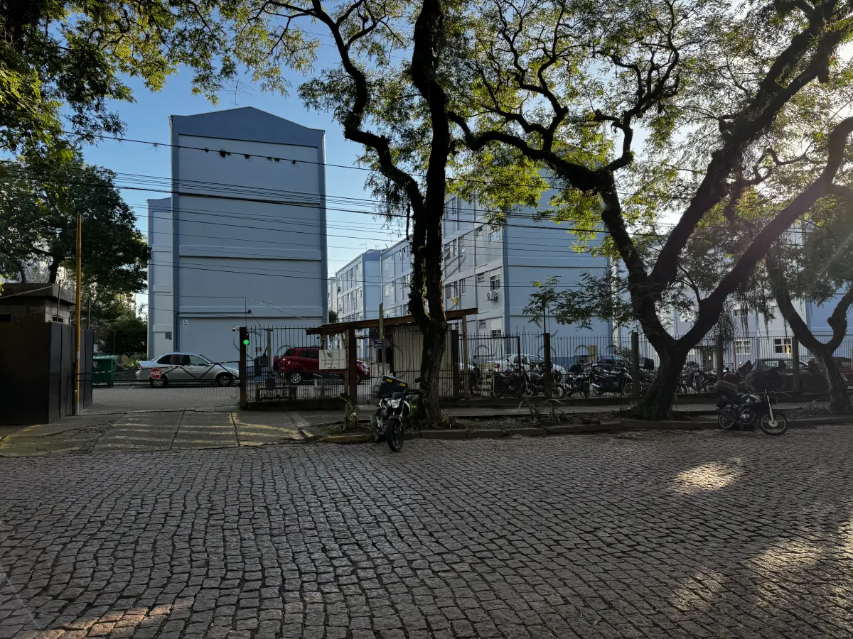 LOTE 000 - LEILÃO JUDICIAL DE UM APARTAMENTO SITUADO EM PORTO ALEGRE/RS, POSSUINDO 3 DORMITÓRIOS COM ÁREA PRIVATIVA DE 61,00 m2 E ÁREA TOTAL DE 68,00 m2.