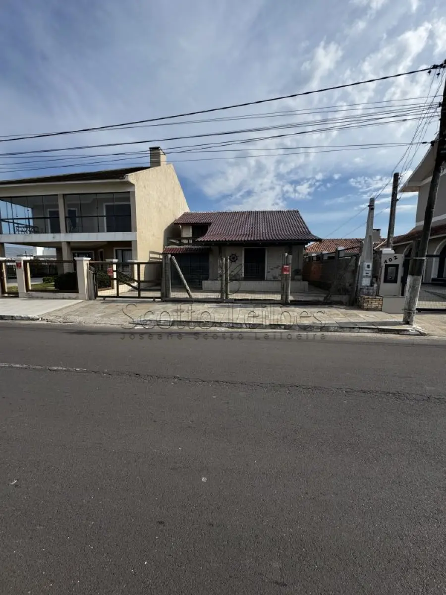 LOTE 000 - LEILÃO JUDICIAL DE UM PRÉDIO RESIDENCIAL DE ALVENARIA COM DOIS PAVIMENTOS, SITUADO NA AV. BEIRA MAR, n° 424 NA PRAIA DE ATLÂNTIDA SUL/OSÓRIO-RS, CONSTITUÍDO DO LOTE 21 DA QUADRA 05