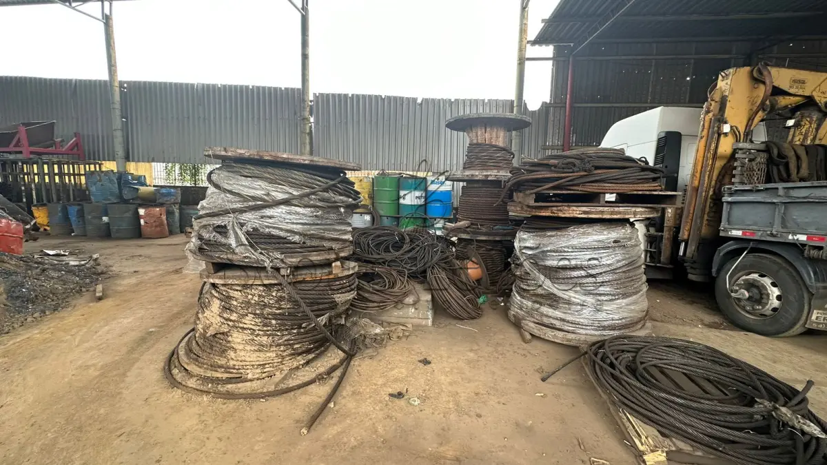 LOTE 000 - 10.300KG (DEZ MIL E TREZENTOS QUILOS) DE CABOS DE AÇO EM BOBINAS, EM BOM ESTADO.