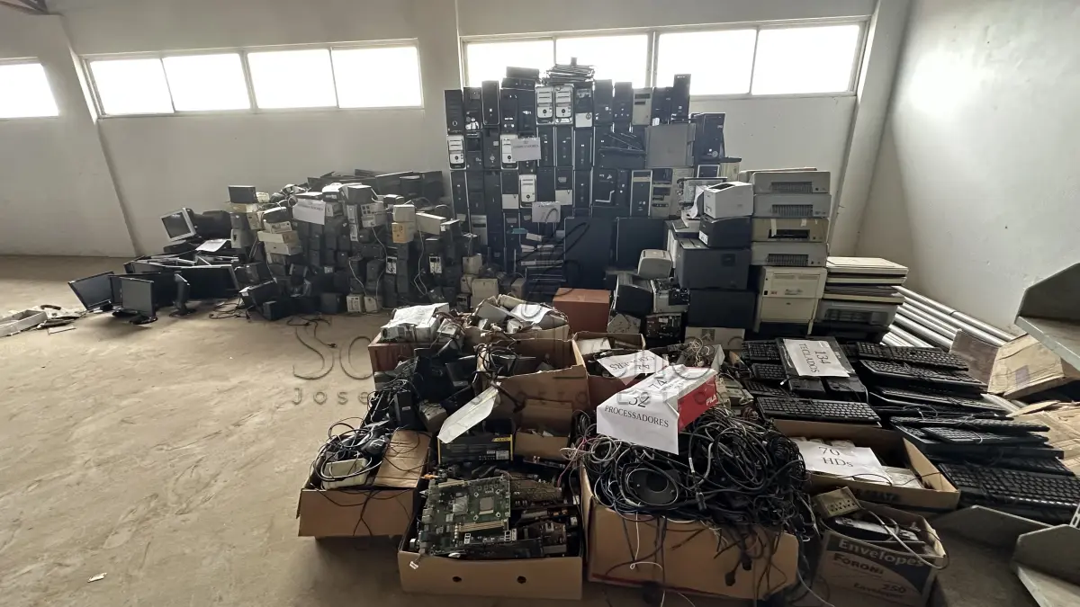 LOTE 020 - SUCATA DE INFORMÁTICA, ELETROELETRÔNICOS E OUTROS