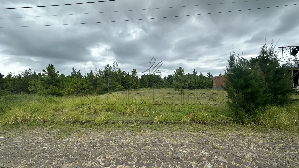 LOTE 001 - um terreno localizado na Praia de Atlântida Sul na Rua das Enseadas, medindo 300,00 m²,  lote n° 23 da Quadra 211, Munícipio de Osório/RS