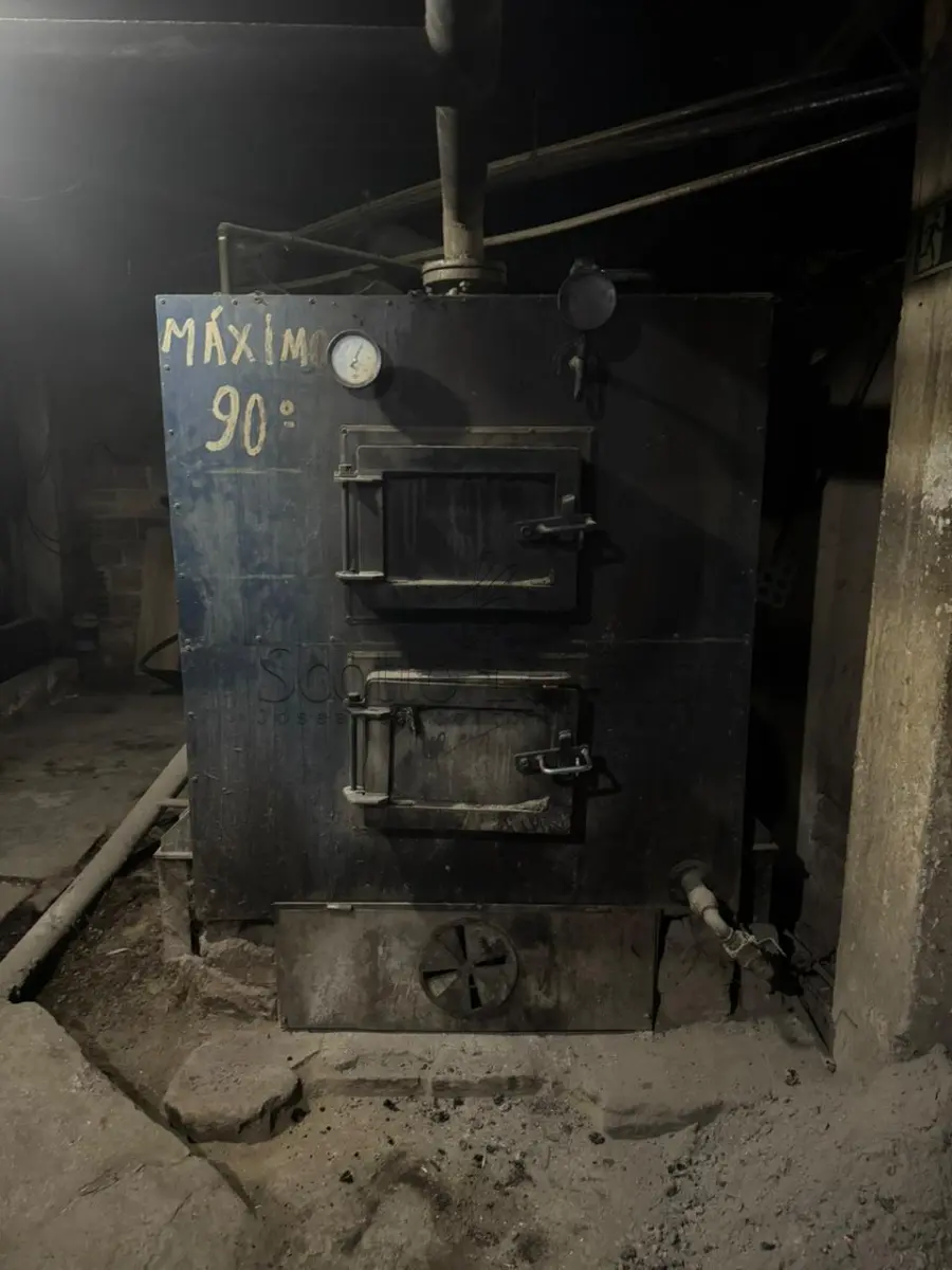 LOTE 003 - Uma caldeira a lenha para geração de água quente com Boiler horizontal acumulador da água quente