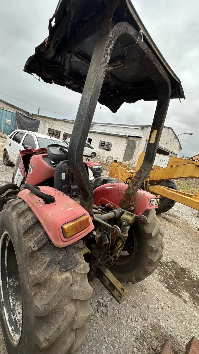 LOTE 010 - SUCATA - TRATOR AGRALLE 42X30