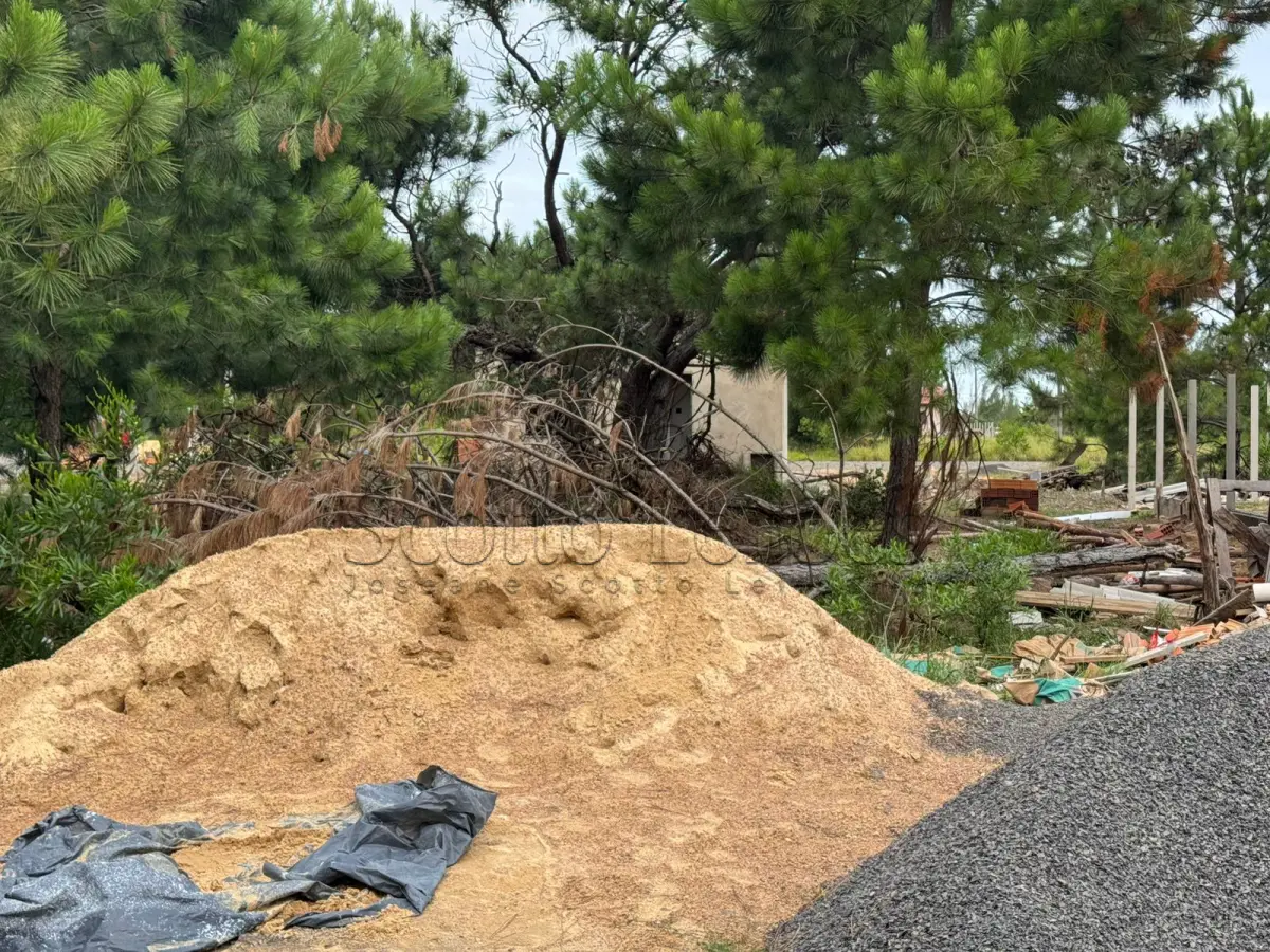 LOTE 000 - UM TERRENO COM ÁREA DE 300 M², SITUADO NA PRAIA DE ATLÂNTIDA SUL, LOCALIZADO NA RUA  DOS BUZIUS-OSÓRIO/RS, CONSTITUÍDO DO LOTE 04 DA QUADRA 220