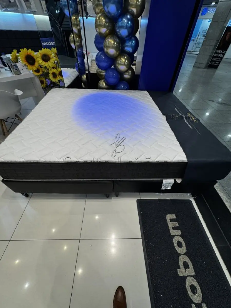 LOTE 000 - LEILÃO JUDICIAL DE UM COLCHÃO CASAL (NOVO), MEDINDO 31a x 1,38 x 1,88, SUPORTA 150 Kg, MOLA ENSACADA, COM PILLOW TOP, 5 ANOS DE GARANTIA, LINHA OURO, MARCA ORTOBOM, BRANCO E PRETO NAS LATERAIS.
