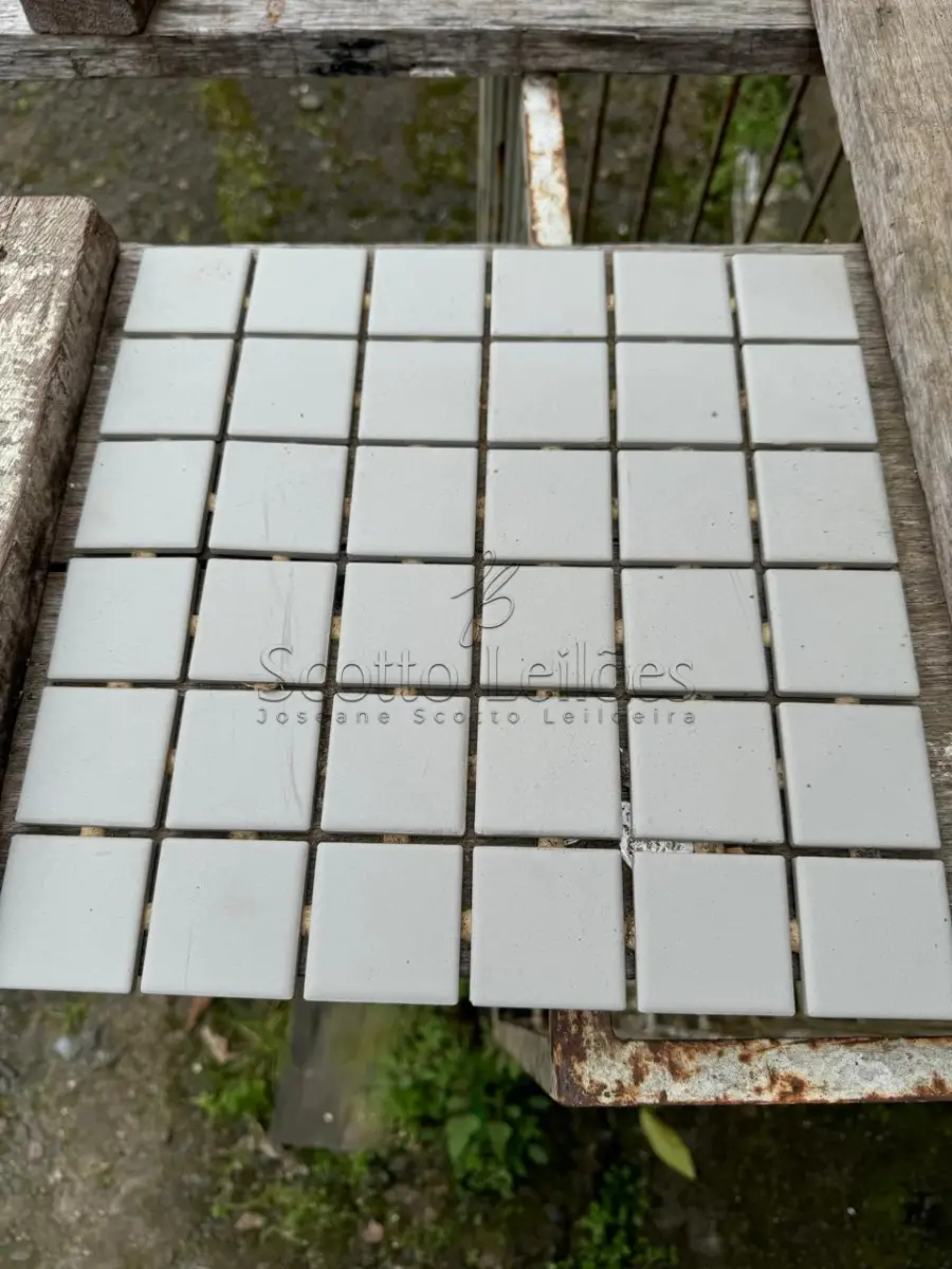 LOTE 000 - 64 (sessenta e quatro) caixas de pastilhas, marca ATLAS, 5X5, com 2,44m² por caixa.