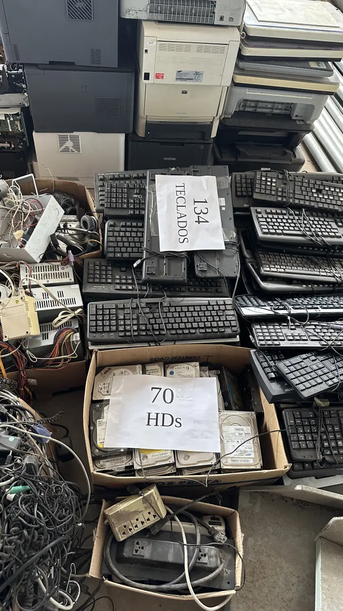 LOTE 020 - SUCATA DE INFORMÁTICA, ELETROELETRÔNICOS E OUTROS