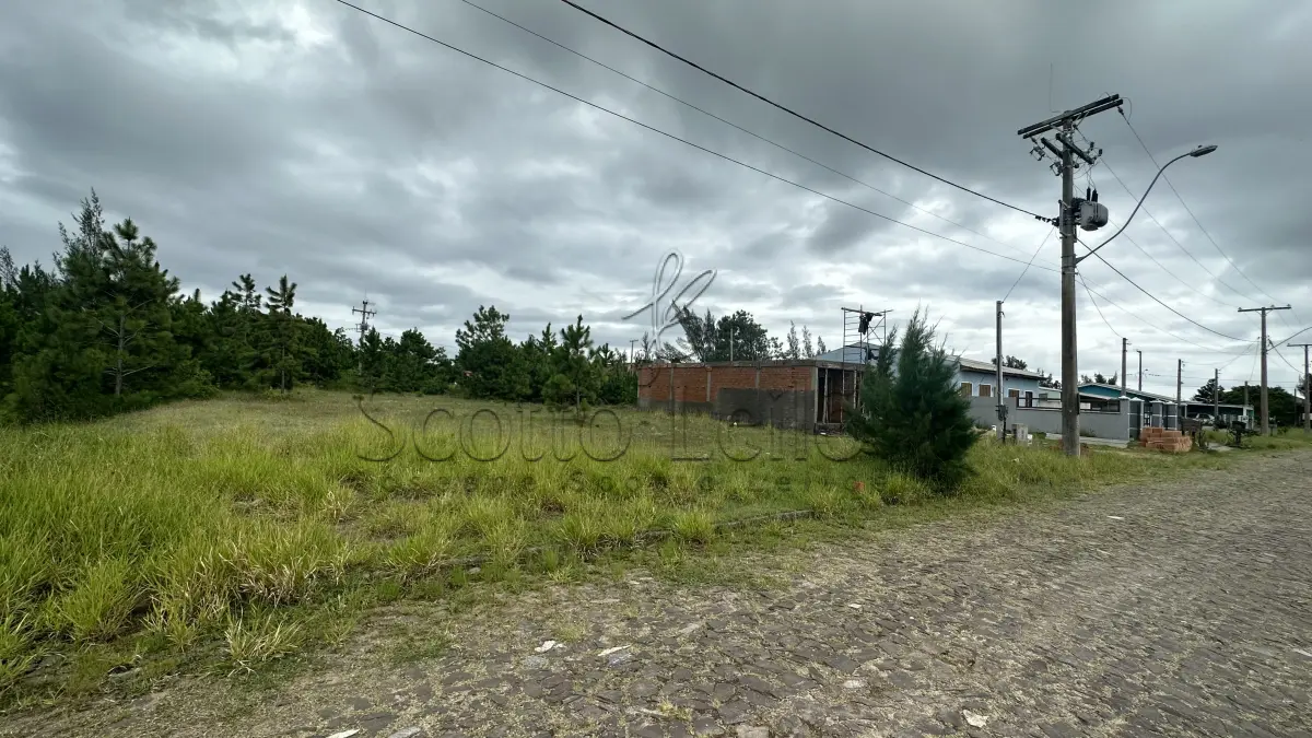 LOTE 001 - um terreno localizado na Praia de Atlântida Sul na Rua das Enseadas, medindo 300,00 m²,  lote n° 23 da Quadra 211, Munícipio de Osório/RS