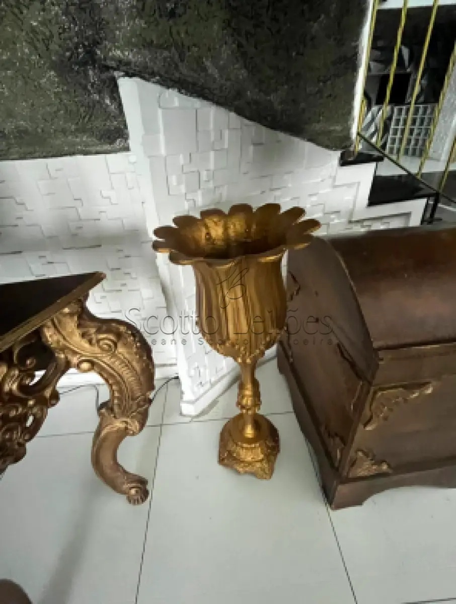 LOTE 000 - LEILÃO JUDICIAL DE UM VASO DE FLOR CONSTITUÍDO DE FIBRA/RESINA ESTILO LUIZ XV.