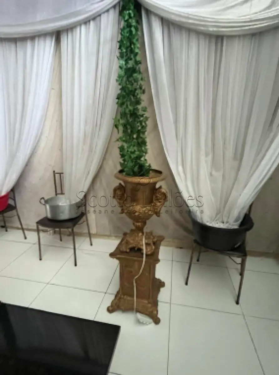 LOTE 000 - LEILÃO JUDICIAL DE UM VASO DE FLOR COM SUPORTE