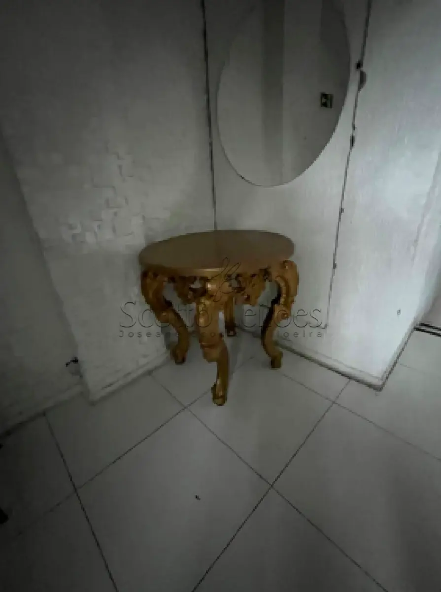 Foto de LEILÃO JUDICIAL DE UMA MESA DE APOIO CONSTITUÍDA DE FIBRA/RESINA ESTILO LUI...