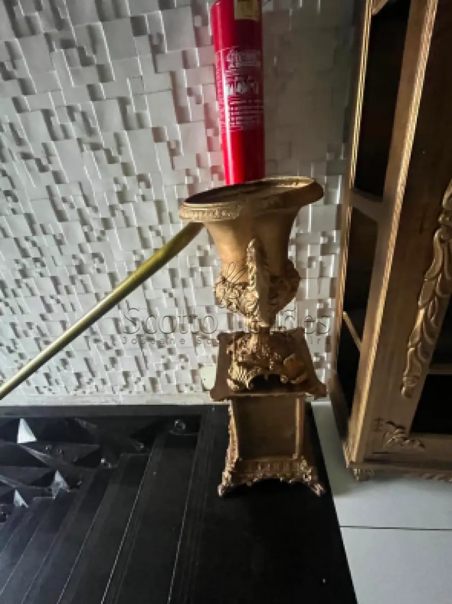 LOTE 000 - LEILÃO JUDICIAL DE UM VASO DE FLOR COM SUPORTE CONSTITUÍDO EM FIBRA/RESINA ESTILO LUIZ XV.