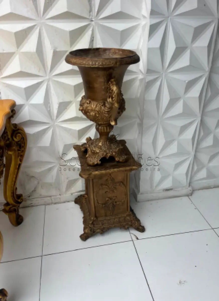 LOTE 000 - LEILÃO JUDICIAL DE UM DE UM VASO DE FLOR COM SUPORTE CONSTITUÍDO EM FIBRA/RESINA ESTILO LUIZ XV.