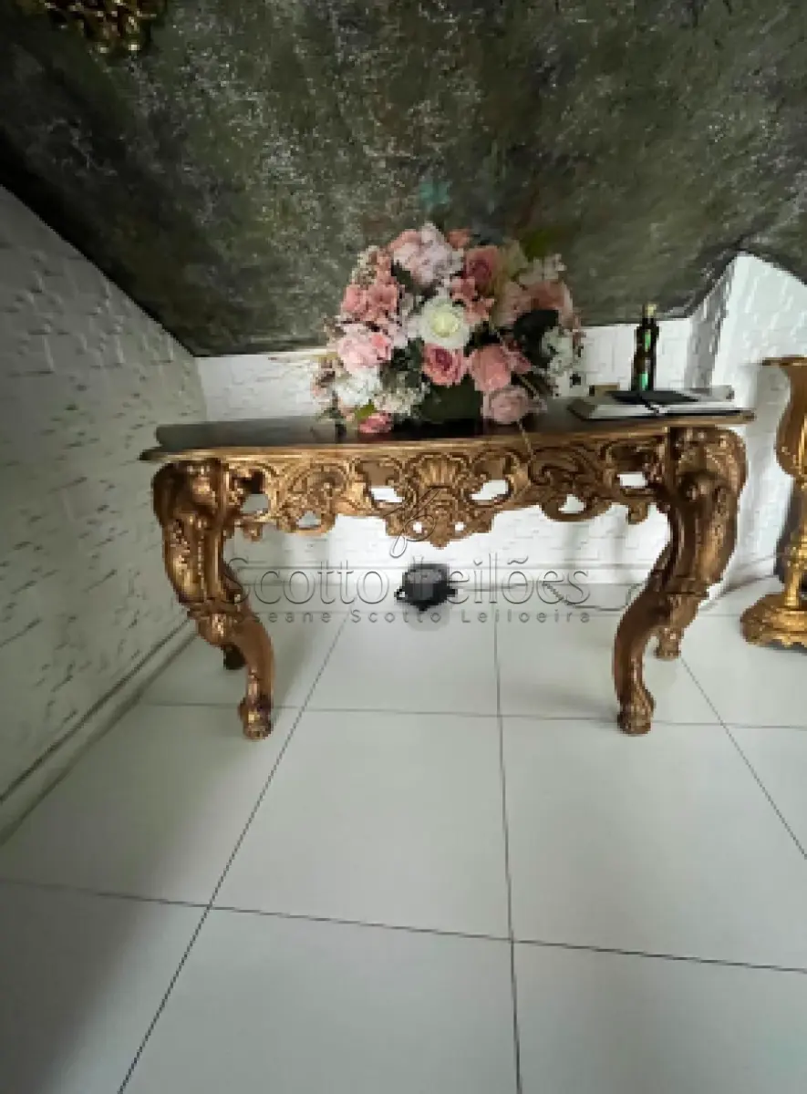 LOTE 000 - LEILÃO JUDICIAL DE UM APARADOR COM TAMPÃO EM MADEIRA, ESTRUTURA FIBRA/RESINA ESTILO LUIZ XV.