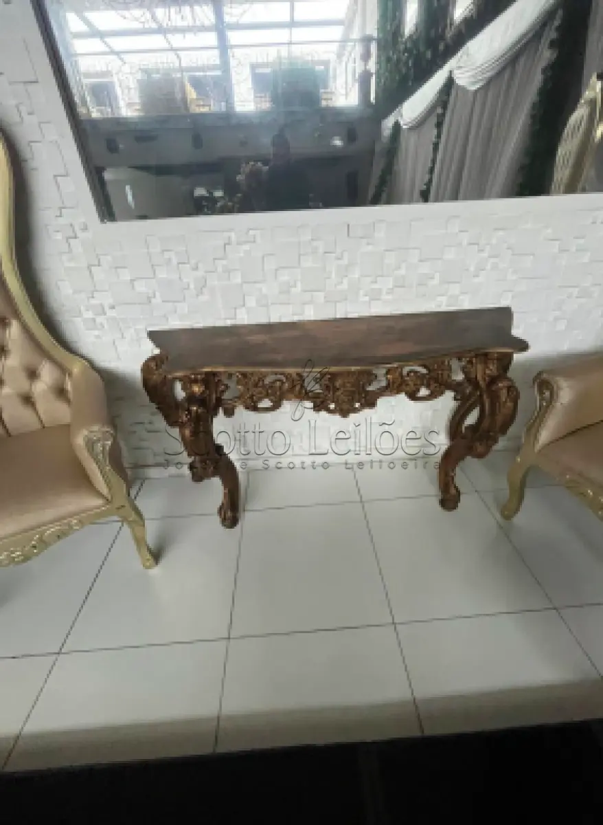 LOTE 000 - LEILÃO JUDICIAL DE UM APARADOR COM TAMPÃO EM MADEIRA COM ESTRUTURA DE FIBRA/RESINA ESTILO LUIZ XV.