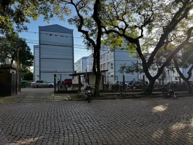 LEILÃO JUDICIAL DE UM APARTAMENTO SITUADO EM PORTO ALEGRE/RS, POSSUINDO 3 DORMITÓRIOS COM ÁREA PRIVATIVA DE 61,00 m2 E ÁREA TOTAL DE 68,00 m2.