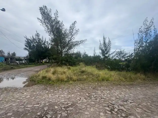 UM TERRENO DE ESQUINA NA PRAIA DE ATLÂNTIDA SUL, COM ÁREA DE  325M², CONSTITUÍDO DO LOTE  27  DA QUADRA 115, OSÓRIO/RS