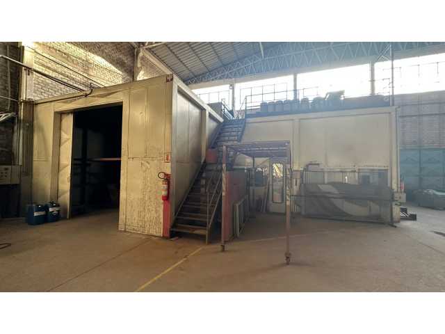 Uma Cabine de pintura líquida, com cortina d’água de 4 metros, com 2 motores de 20 cv de extrusão, mais 2 motores de 7,5 cv de Insuflamento, toda em chapa galvanizada.