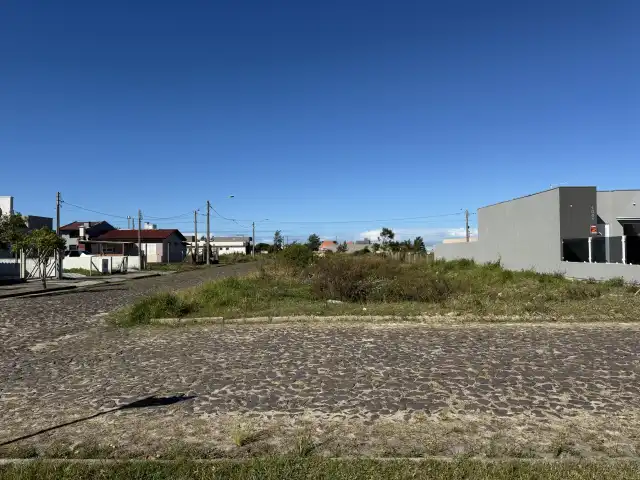 UM TERRENO com a área de 300,00m² NA PRAIA DE  ATLÂNTIDA SUL/OSÓRIO-RS, LOCALIZADO NA RUA PAQUETÁ, CONSTITUÍDO DO LOTE 20 DA QUADRA 77