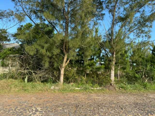 Um terreno na PRAIA DE ATLÂNTIDA SUL, localizado na Rua do Farol, Osório/RS, constituído do lote  7, da quadra 129