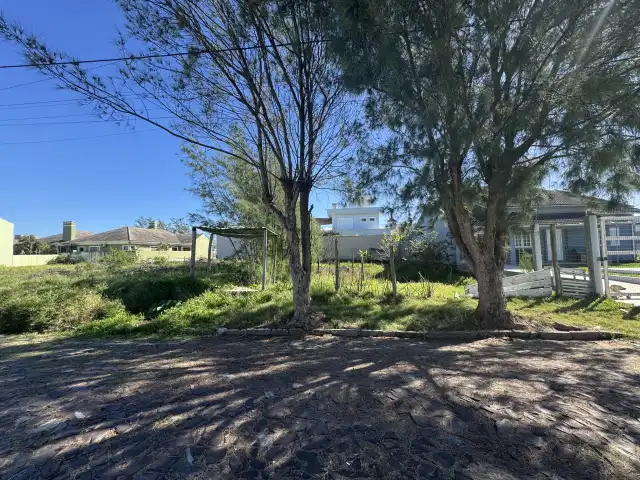 UM TERRENO NA PRAIA DE ATLÂNTIDA SUL, LOCALIZADO NA RUA CAMBORIÚ, CONSTITUÍDO DO LOTE 21 DA QUADRA 22