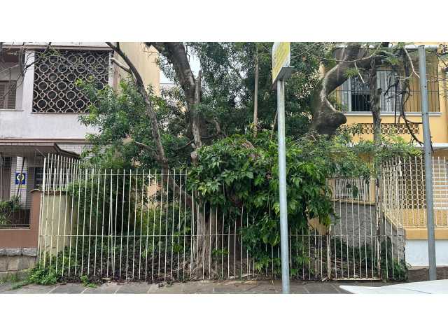 UM TERRENO EM PORTO ALEGRE/RS,  localizado na Avenida Pernambuco, n° 2.593,  medindo 6m60 de frente à dita avenida a leste, e 28m00 de extensão da frente ao fundo.