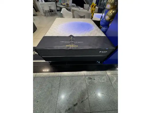 LEILÃO JUDICIAL DE UM COLCHÃO CASAL (NOVO), MEDINDO 31a x 1,38 x 1,88, SUPORTA 150 Kg, MOLA ENSACADA, COM PILLOW TOP, 5 ANOS DE GARANTIA, LINHA OURO, MARCA ORTOBOM, BRANCO E PRETO NAS LATERAIS.