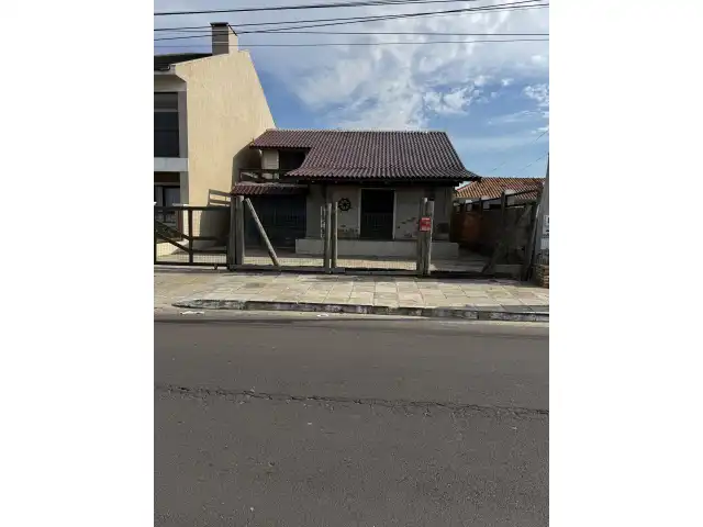 LEILÃO JUDICIAL DE UM PRÉDIO RESIDENCIAL DE ALVENARIA COM DOIS PAVIMENTOS, SITUADO NA AV. BEIRA MAR, n° 424 NA PRAIA DE ATLÂNTIDA SUL/OSÓRIO-RS, CONSTITUÍDO DO LOTE 21 DA QUADRA 05