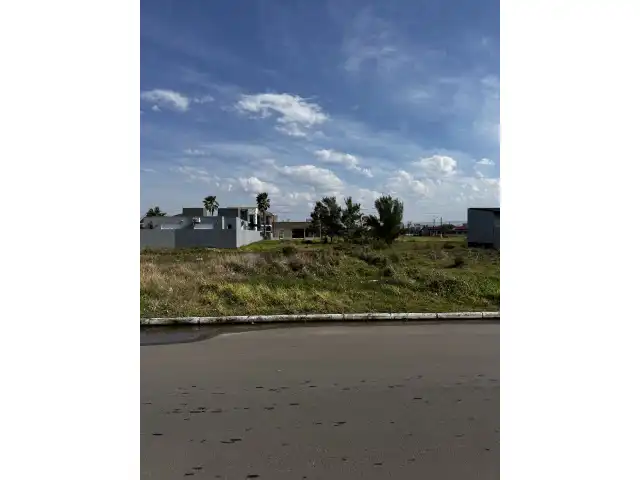 LEILÃO JUDICIAL DE UM TERRENO SITUADO NA AV. PARAGUASSÚ NA PRAIA DE ATLÂNTIDA SUL/OSÓRIO-RS CONSTITUÍDO DO LOTE 22 DA QUADRA 65