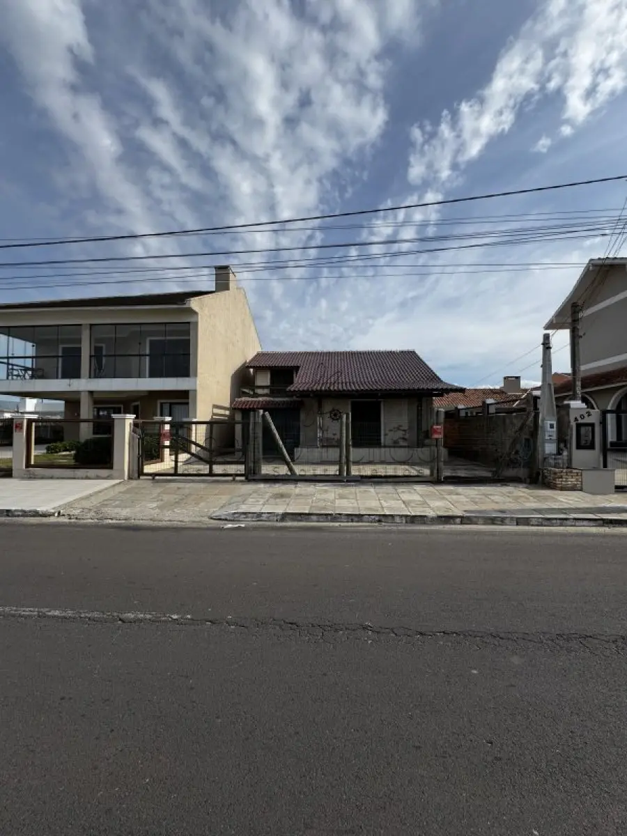 LOTE 000 - LEILÃO JUDICIAL DE UM PRÉDIO RESIDENCIAL DE ALVENARIA COM DOIS PAVIMENTOS, SITUADO NA AV. BEIRA MAR, n° 424 NA PRAIA DE ATLÂNTIDA SUL/OSÓRIO-RS, CONSTITUÍDO DO LOTE 21 DA QUADRA 05