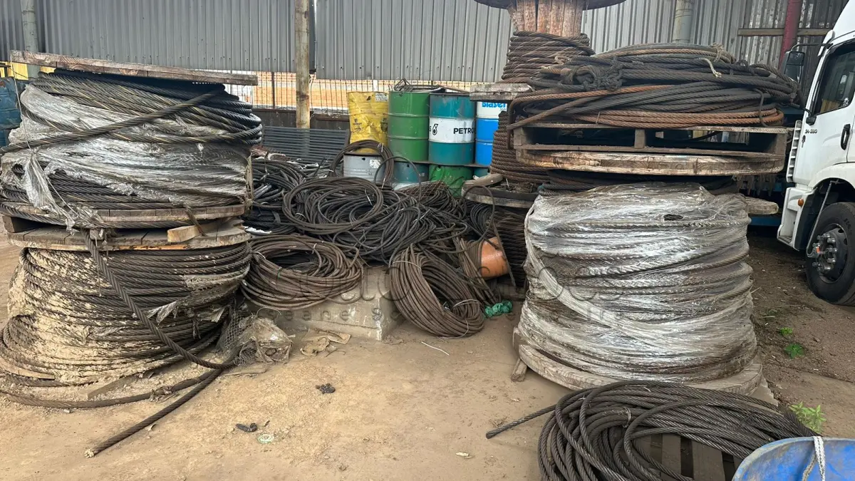 LOTE 000 - 10.300KG (DEZ MIL E TREZENTOS QUILOS) DE CABOS DE AÇO EM BOBINAS, EM BOM ESTADO.