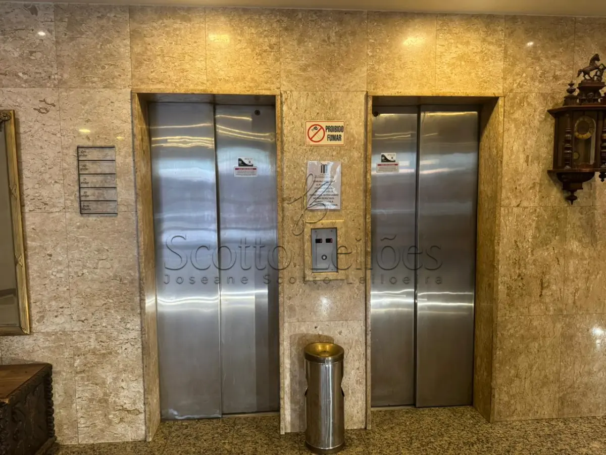 LOTE 001 - Um elevador ATLAS com capacidade para 6 (seis) pessoas