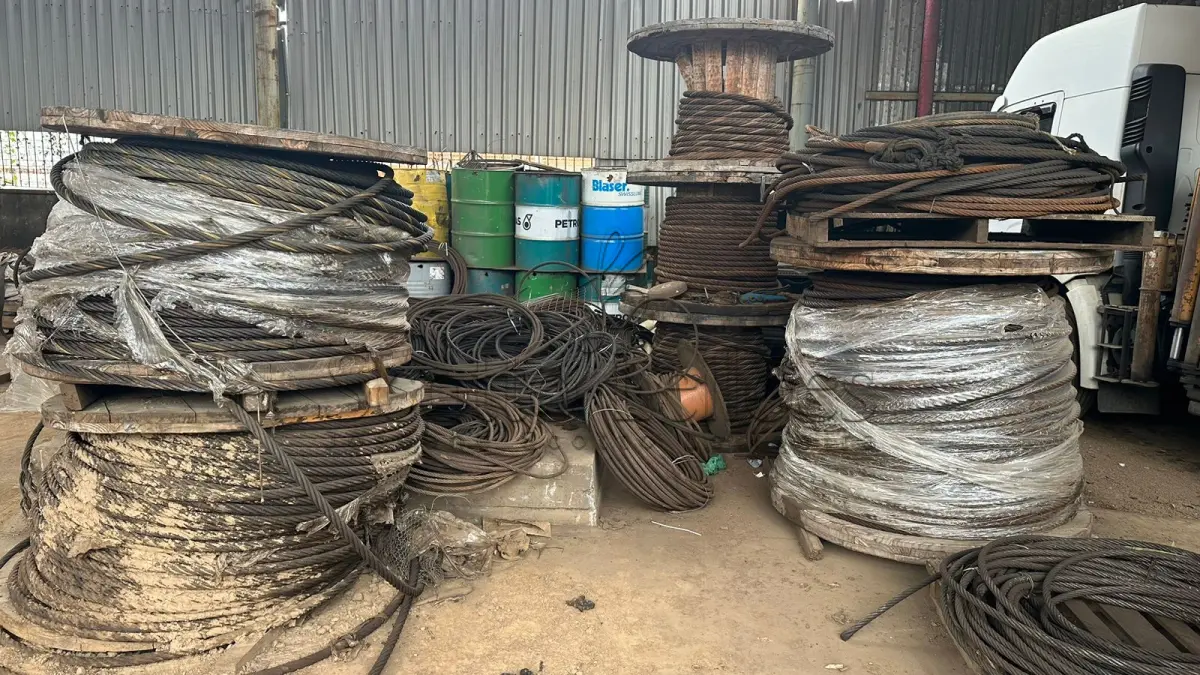 LOTE 000 - 10.300KG (DEZ MIL E TREZENTOS QUILOS) DE CABOS DE AÇO EM BOBINAS, EM BOM ESTADO.