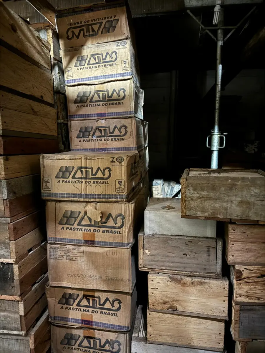 LOTE 000 - 64 (sessenta e quatro) caixas de pastilhas, marca ATLAS, 5X5, com 2,44m² por caixa.