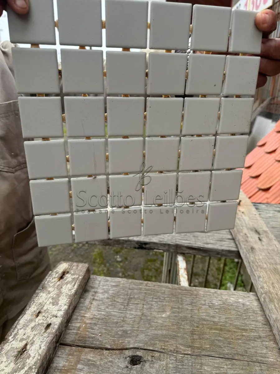 LOTE 000 - 64 (sessenta e quatro) caixas de pastilhas, marca ATLAS, 5X5, com 2,44m² por caixa.