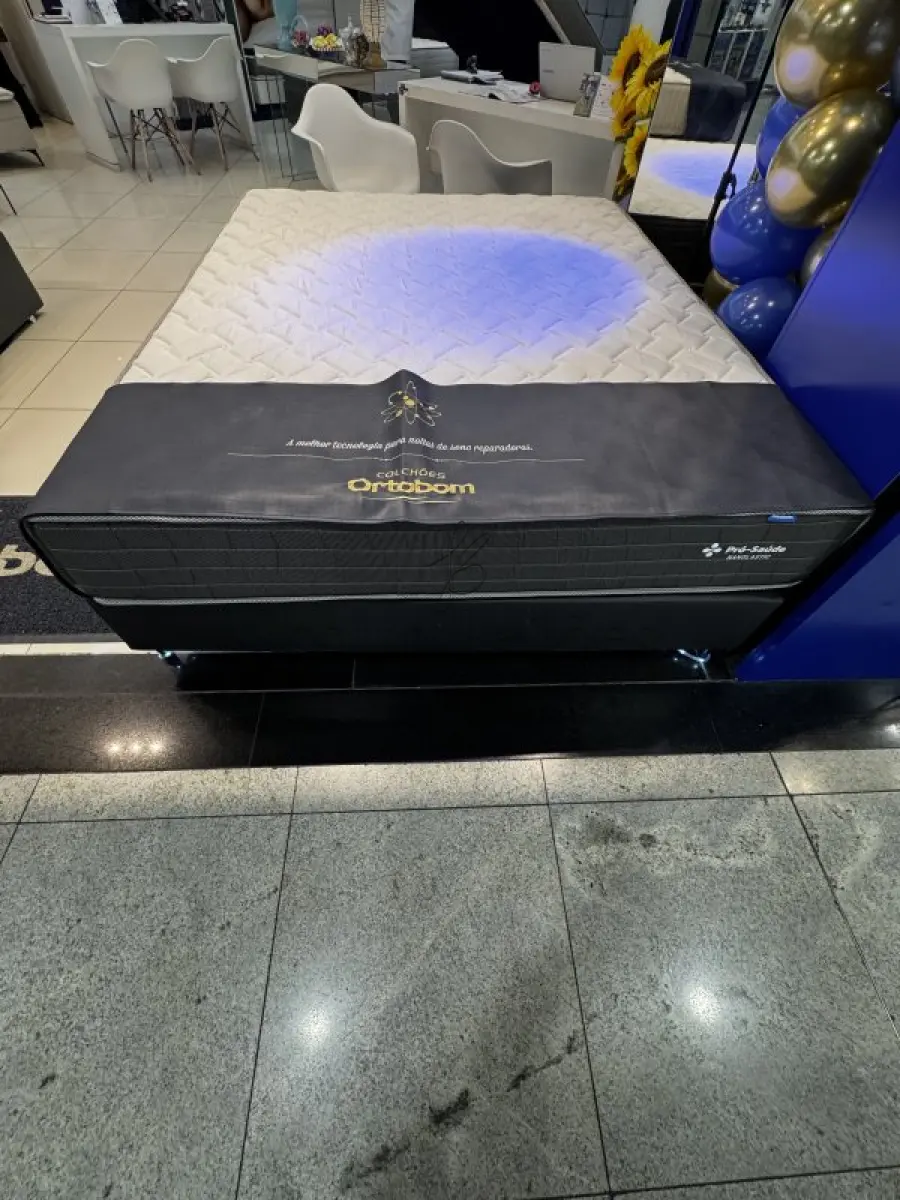 LOTE 000 - LEILÃO JUDICIAL DE UM COLCHÃO CASAL (NOVO), MEDINDO 31a x 1,38 x 1,88, SUPORTA 150 Kg, MOLA ENSACADA, COM PILLOW TOP, 5 ANOS DE GARANTIA, LINHA OURO, MARCA ORTOBOM, BRANCO E PRETO NAS LATERAIS.