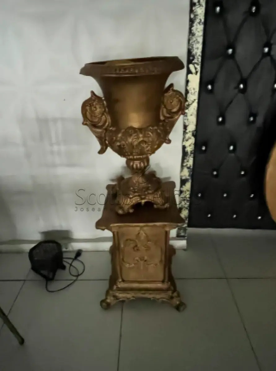 LOTE 000 - LEILÃO JUDICIAL DE 5 (CINCO) VASOS COM SUPORTE  CONSTITUÍDOS EM FIBRA/RESINA ESTILO LUIZ XV.
