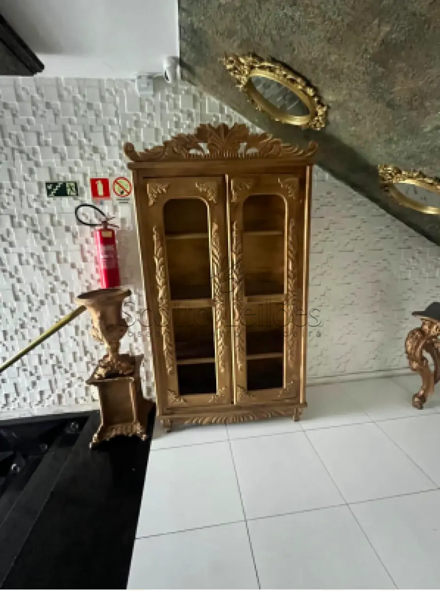 LOTE 000 - LEILÃO JUDICIAL DE UMA CRISTALEIRA CONSTITUÍDA EM FIBRA/RESINA, ESTILO LUIZ XV.