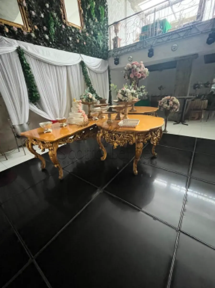 LOTE 000 - LEILÃO JUDICIAL DE UMA MESA PRINCIPAL COM TAMPÃO EM MADEIRA E ESTRUTURA EM FIBRA/RESINA ESTILO LUIZ XV.